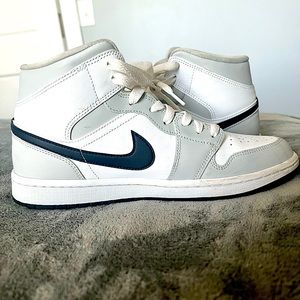 Women’s Air Jordan 1 Mid “Grey Fog”